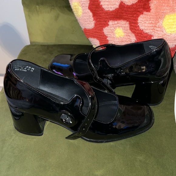 Mary Jane Glossy Patent Leather Block Heel Pumps - Picture 5 of 5